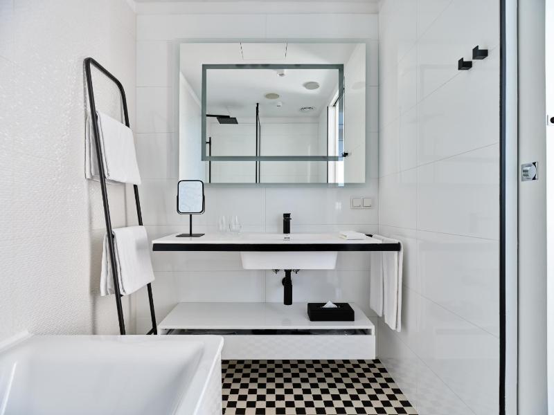 Queen Suite image 3