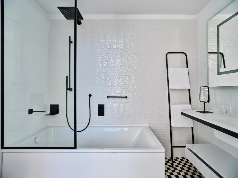 Queen Suite image 2