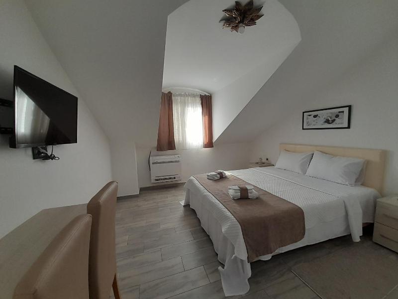 Double or Twin Room with Private Bathroom image 1