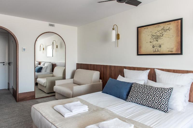 Business Triple Room with Extra Bed image 1