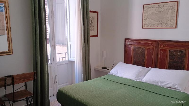 Deluxe Double Room image 3