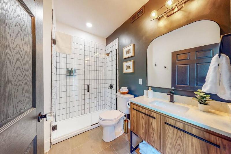 NEW Luxury Home near Downtown Close to Nulu - image 31