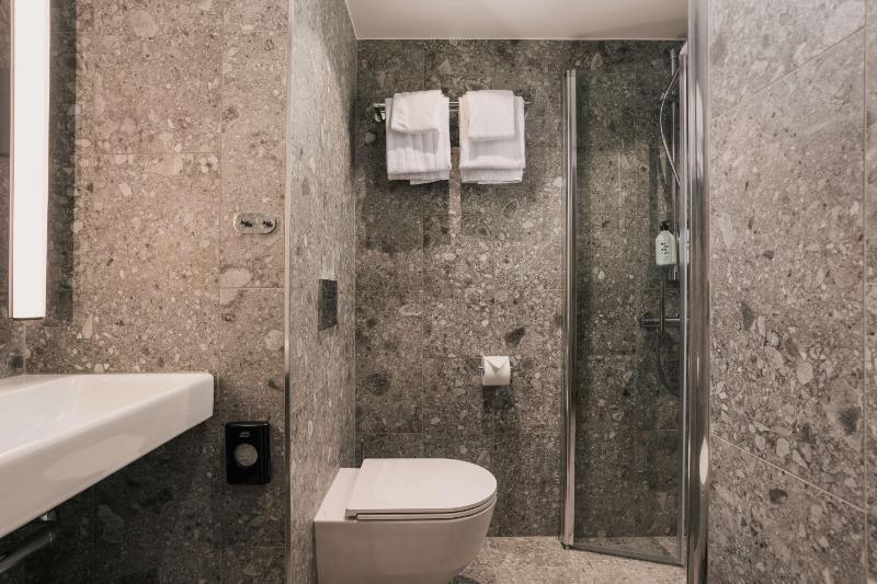 Queen Room image 2