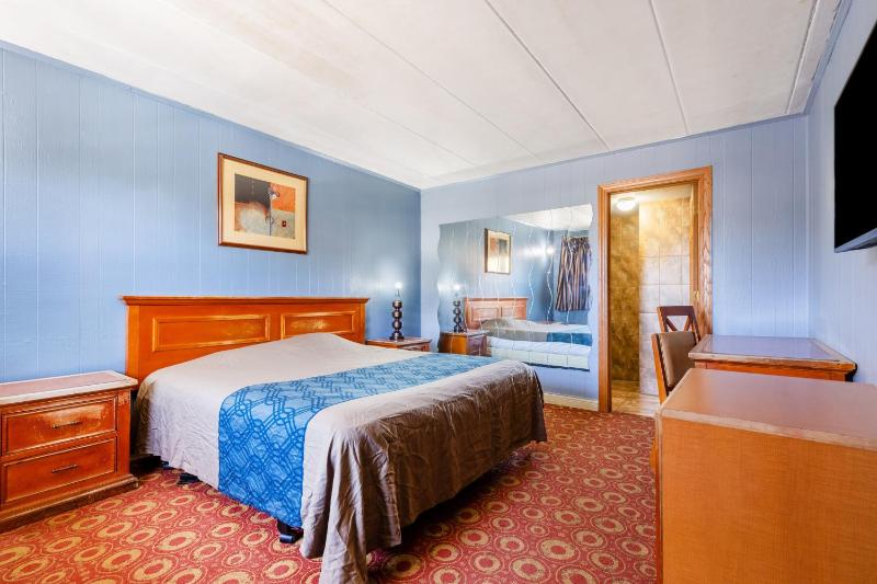 King Bed Non-Smoking image 4