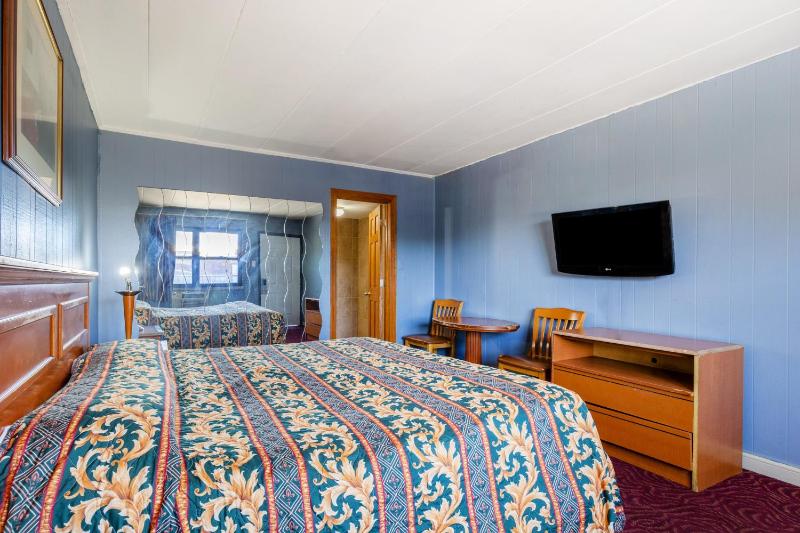 King Bed Smoking image 4