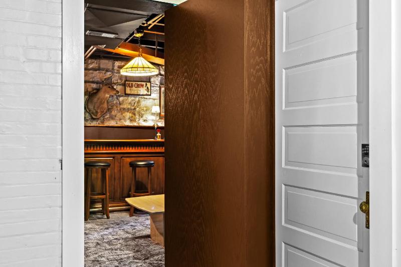 Gatsby House Mansion w Game Lounge & Hot Tub - image 29