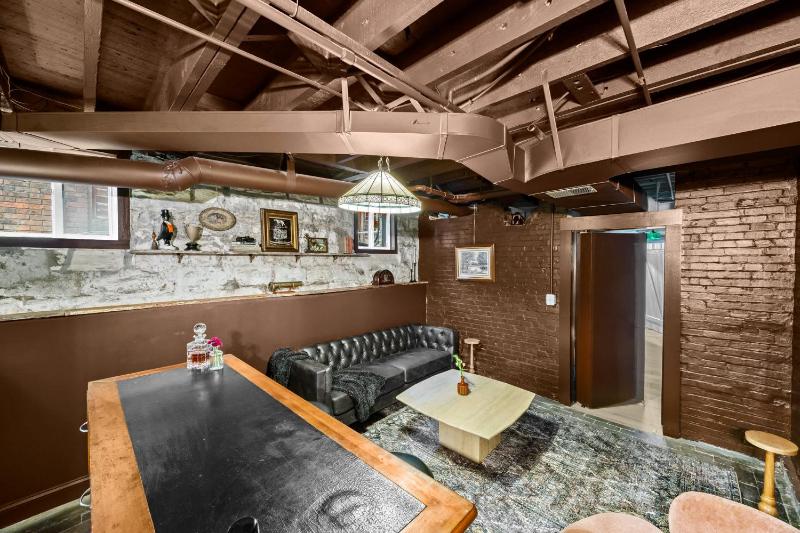 Gatsby House Mansion w Game Lounge & Hot Tub - image 9