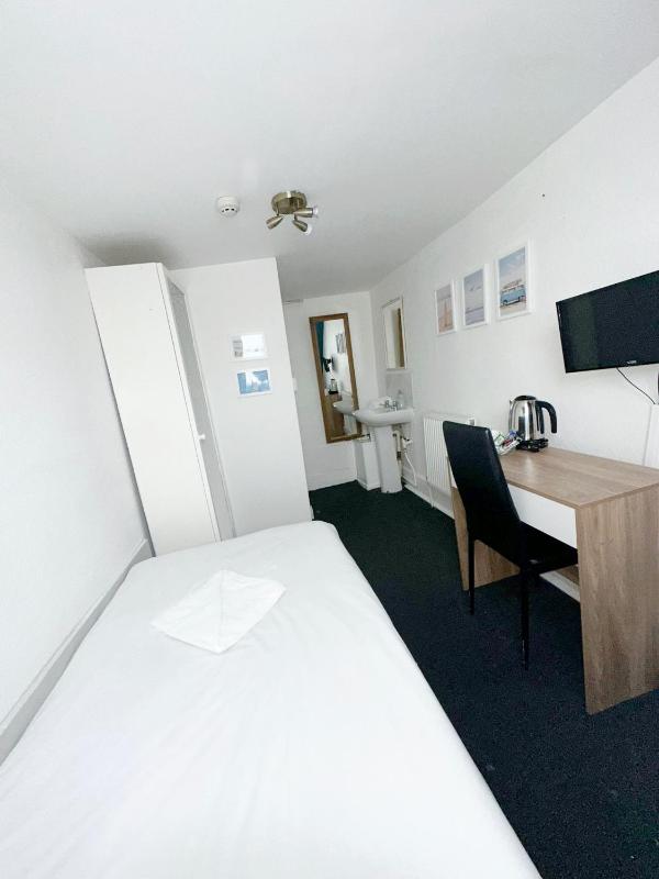 Basic Single Room with Shared Bathroom image 4