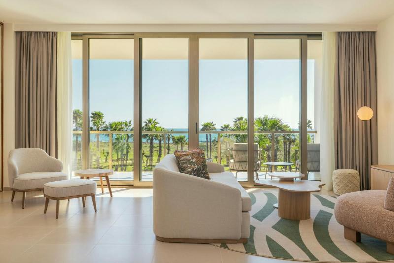 Junior King Suite with Balcony and Sea View image 3
