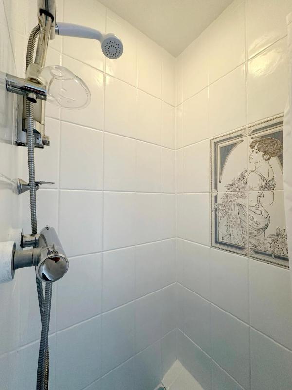 Double Room with En-Suite Bathroom image 3