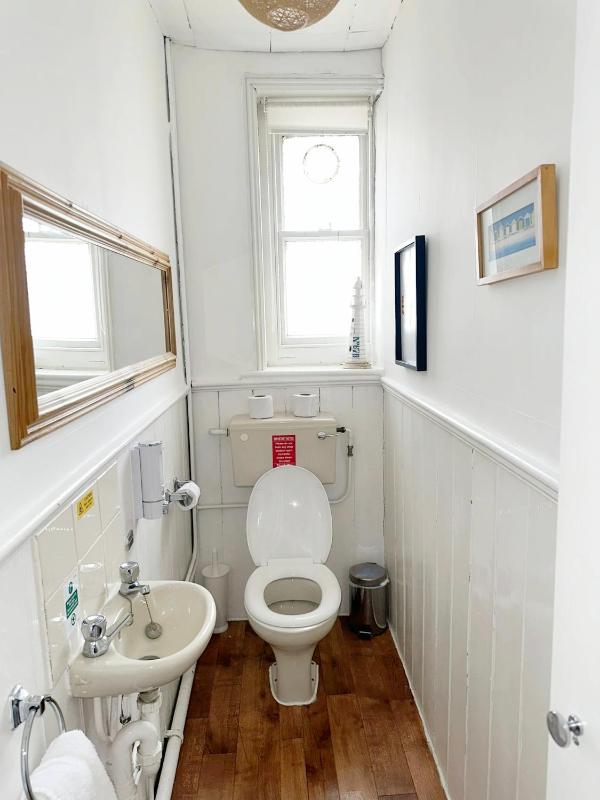 Double Room with En-Suite Bathroom image 2