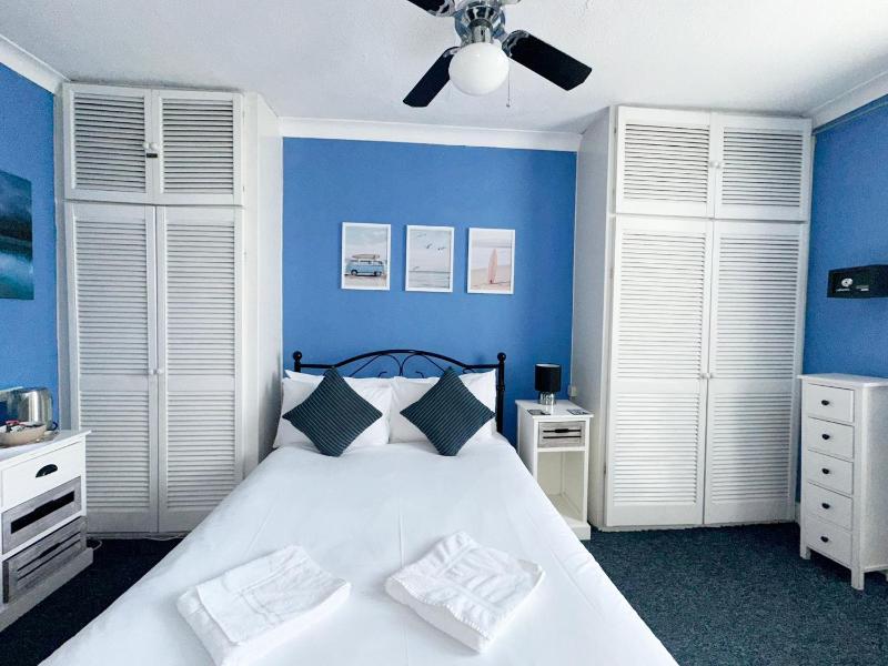 Double Room with En-Suite Bathroom image 1