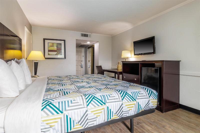 Motel 6 Dallas TX Downtown - image 4