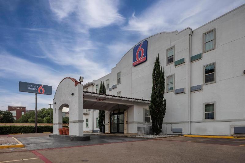 Motel 6 Dallas TX Downtown - image 13