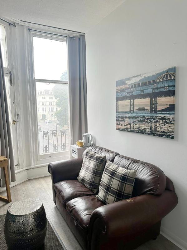 Double Room with Shared Bathroom image 3