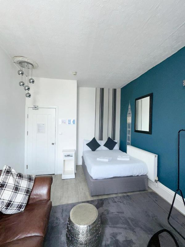 Double Room with Shared Bathroom image 1