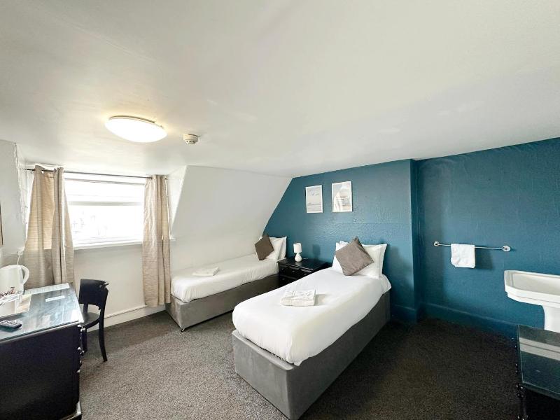 Twin Room with Shared Bathroom image 4