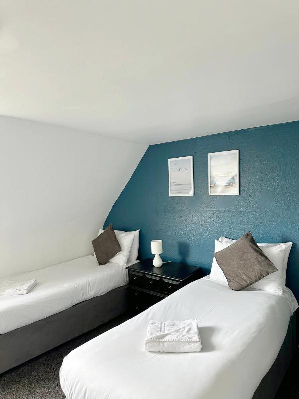 Twin Room with Shared Bathroom image 3