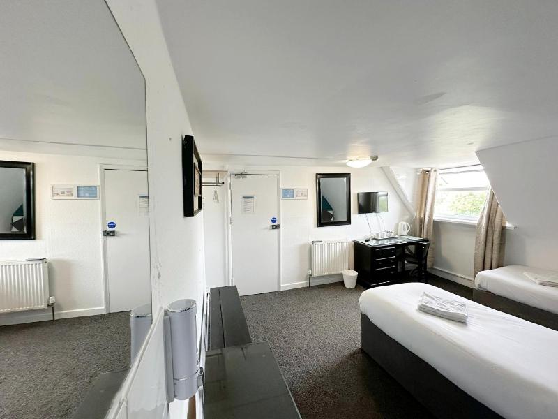 Twin Room with Shared Bathroom image 2