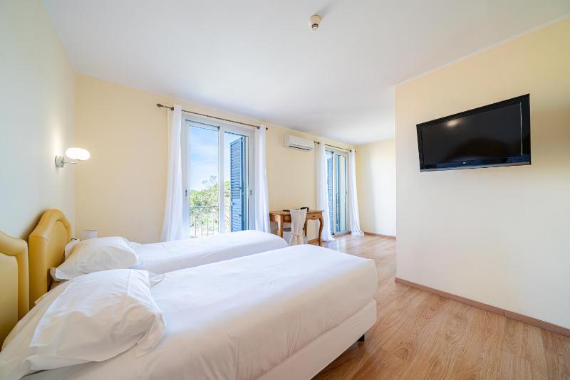 Twin Room image 2