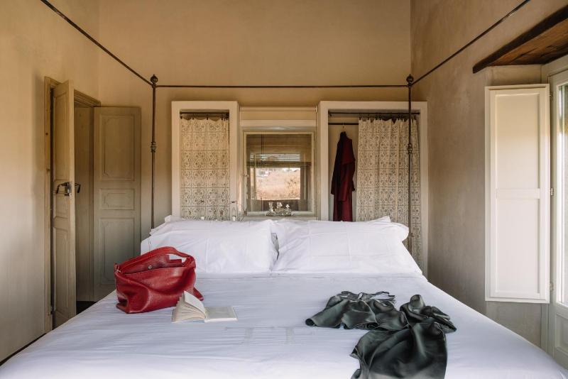 Queen Room with Pool View image 4