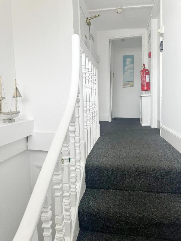 Basic Single Room with Shared Bathroom image 2