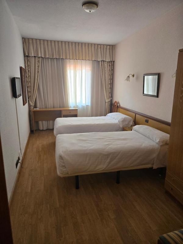 Double Room with Balcony image 2