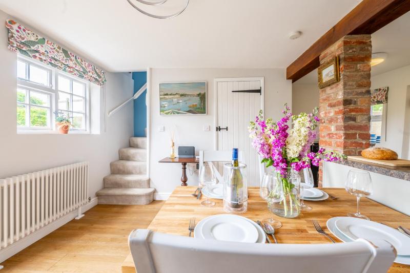 Stunning estuary views - Riverside Cottage - image 9