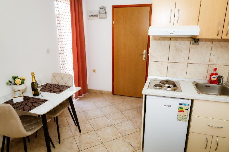 Studio with Balcony and Mountain View (2 Adults) image 4