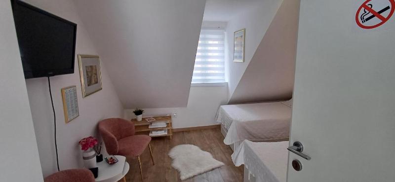 Twin Room - Attic image 2