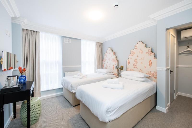 Superior Twin Room image 3