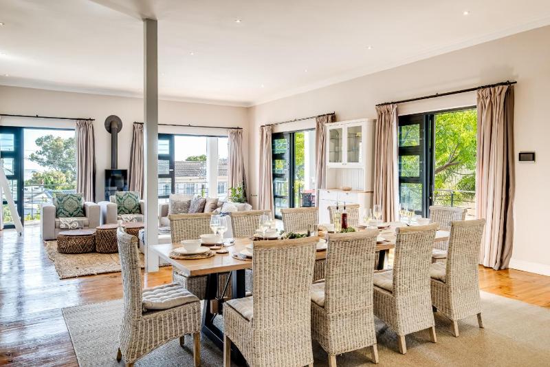 2bed Apt 5min Walk From Camps Bay Central Escape - image 10
