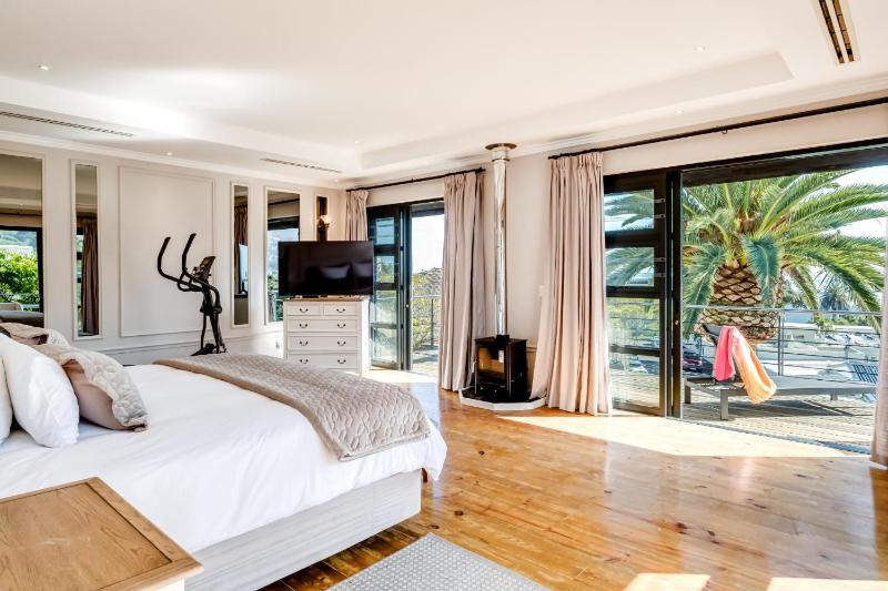 2bed Apt 5min Walk From Camps Bay Central Escape - image 4