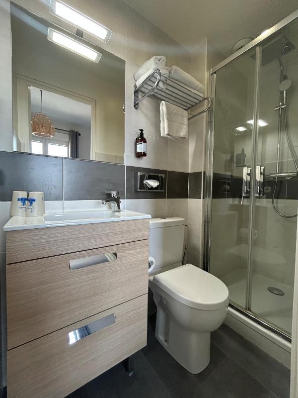 Triple Room with Sea View image 2
