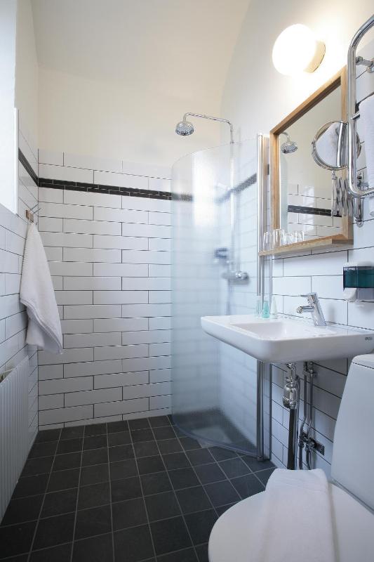 Twin Room with Private Bathroom image 4