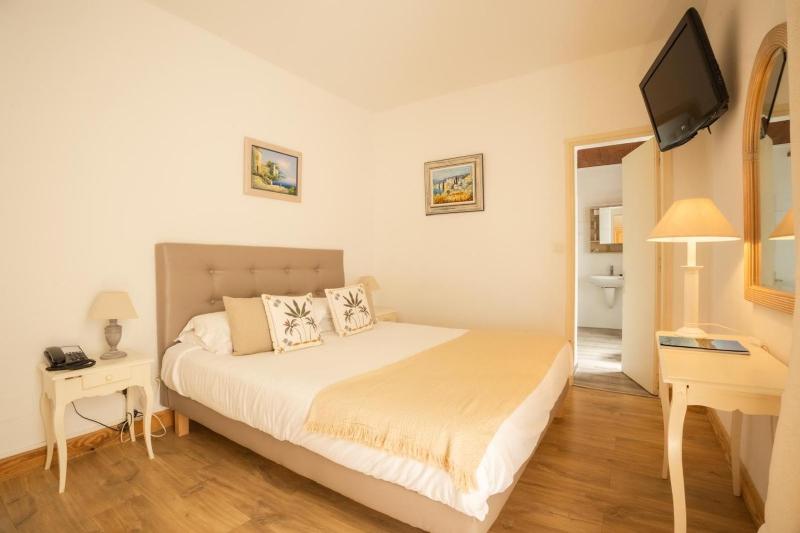 Standard Double Room image 3