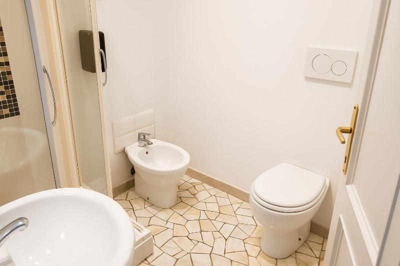 Double Room image 4