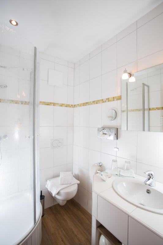 Standard Double Room image 4