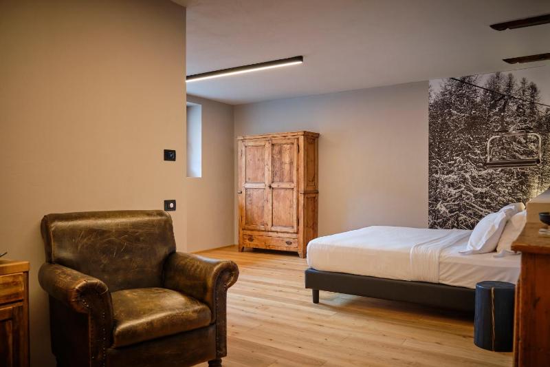 Superior King Suite image 3