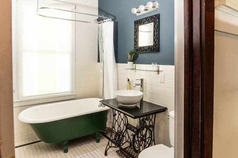 Small Room Shared Bathroom  image 2