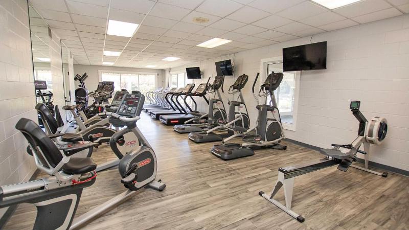 4min Walk to Beach with Resort Pool Gym Hot Tub - image 21
