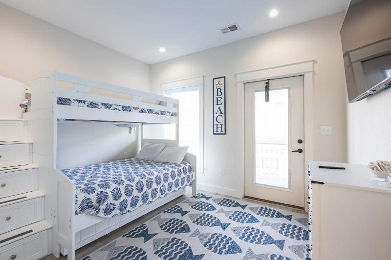 New Build with Rooftop Deck & Panoramic Ocean Views - image 12