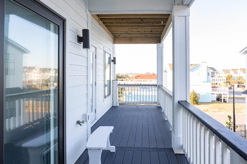 New Build with Rooftop Deck & Panoramic Ocean Views - image 7