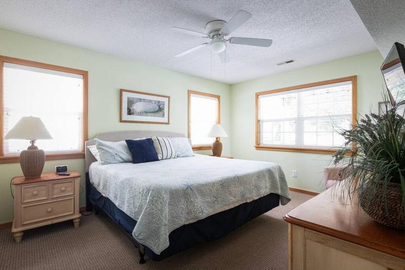 Oceanside in Corolla Light with Pool Walk to Beach - image 10