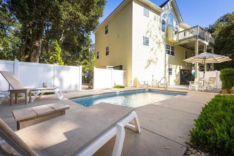 Oceanside in Corolla Light with Pool Walk to Beach - image 38