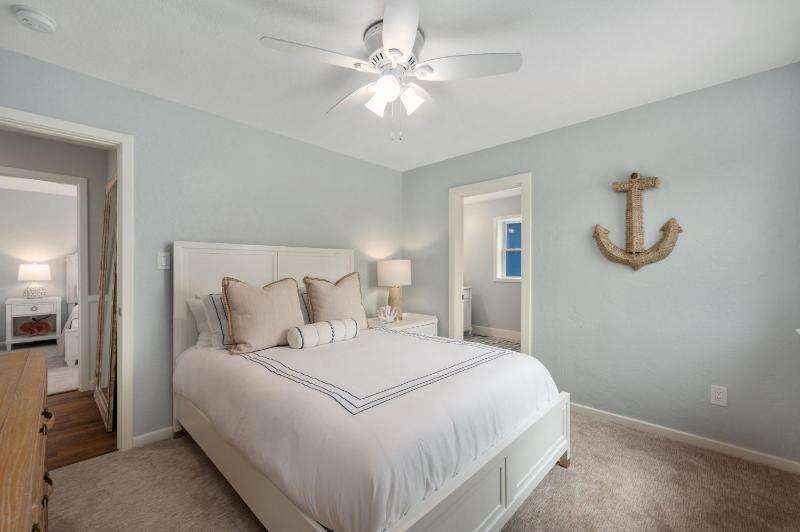 Newly Built Luxury Home Near Beach with Pool and Spa - image 32