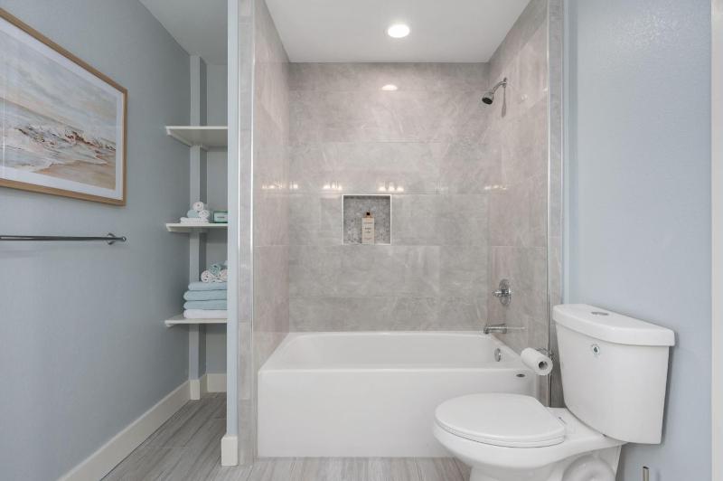 Newly Built Luxury Home Near Beach with Pool and Spa - image 3