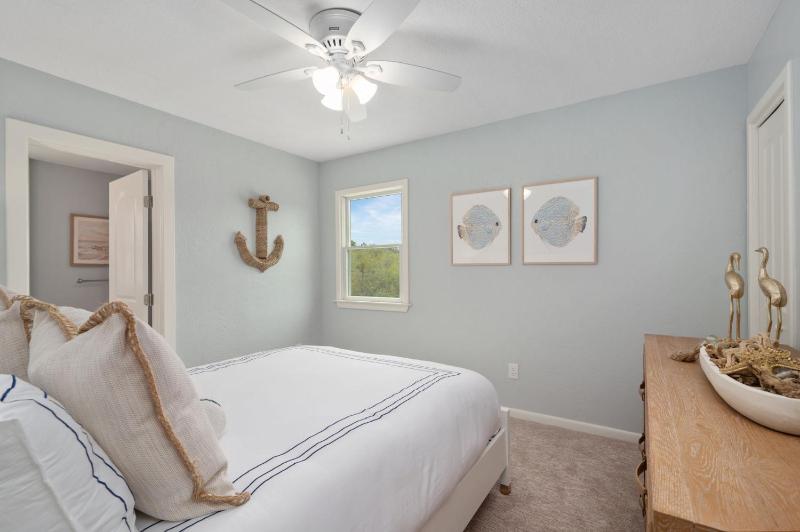 Newly Built Luxury Home Near Beach with Pool and Spa - image 36