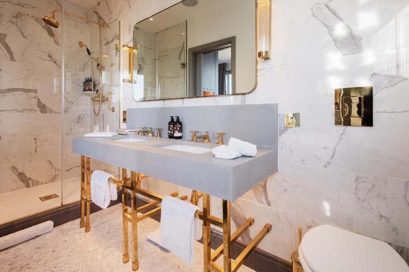 Superior King Corner Room image 3