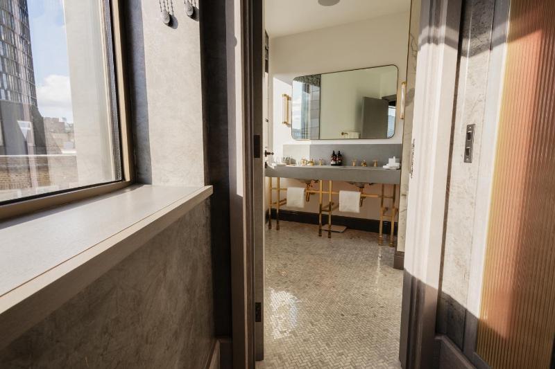 Superior King Corner Room image 2